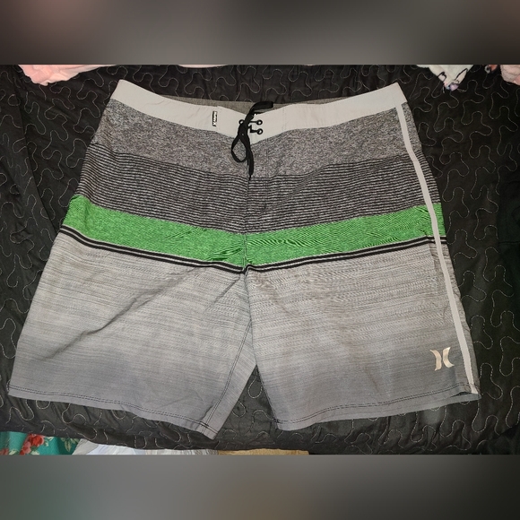 Lot Of 4 Hurley Items- 2 XL T Shirts, 1 L Polo shirt, 1 Size 40 Board Shorts - Picture 6 of 8